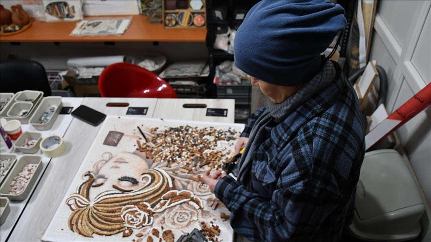 Üniversiteyi 2 yıl önce birincilikle bitiren 54 yaşındaki kadın, mozaik eserler üretiyor