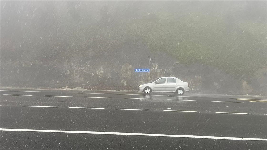 D-100 kara yolunun Bolu Dağı geçişinde sis ve sağanak etkili oldu