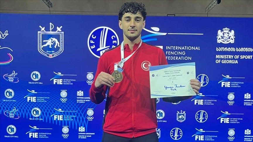 Milli eskrimci Furkan Yaman, gençlerde Avrupa şampiyonu oldu