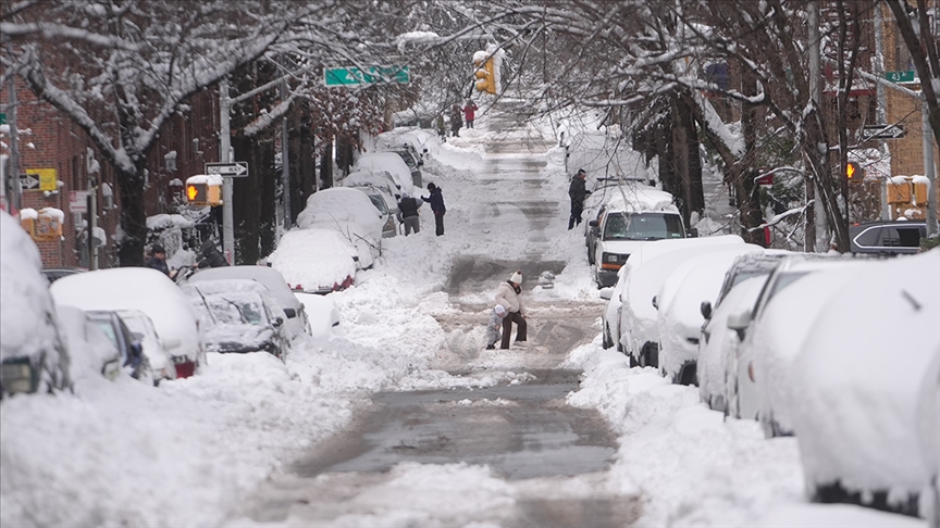 ABD'deki kar fırtınası hayatı durma noktasına getirdi