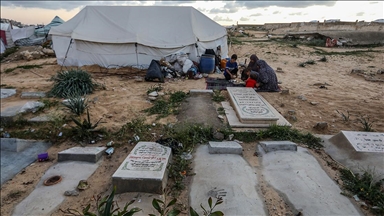 زندگی در میان قبرها؛ آوارگان بی‌سرپناه فلسطینی در خان‌یونس به گورستان‌ها پناه بردند