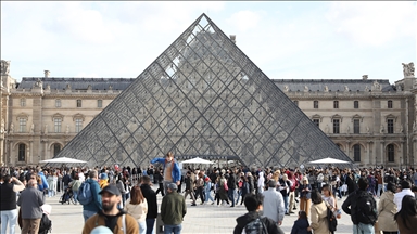 Macron, Louvre Müzesi'nin başına yeni bir isim atadı