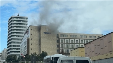 Merter Polisevi'nde çıkan yangına müdahale ediliyor