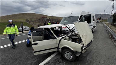 Li Elezîzê minîbus û otomobîl li hevdu qelibîn û 4 kes birîndar bûn