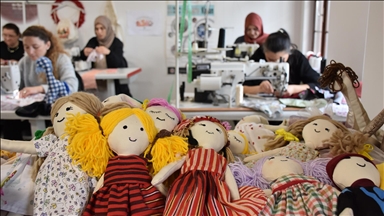 Trabzon'da kadınlar atık kumaş parçalarını oyuncağa dönüştürüyor