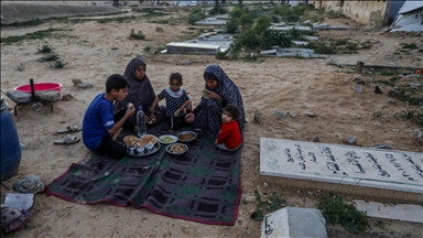 Raseljeni Palestinci još jedan ramazan dočekali u šatorima na groblju u Gazi