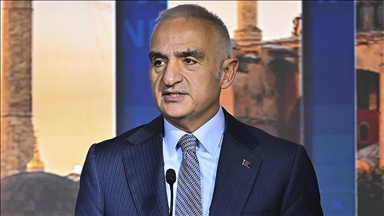 Bakan Ersoy: Öğrenciler, kütüphaneden hem kitaplarını aldılar hem ilahilerini söylediler