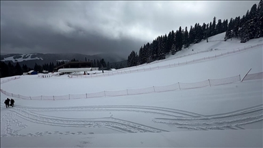 Ilgaz Dağı'nda kar yağışı ve sis etkili oluyor