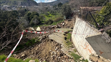 İzmir'de toprak kayması sonucu tahliye edilen apartmanın sakinleri çözüm bekliyor