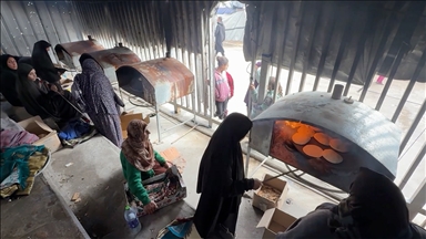 Gazze'de mülteci kampında açılan fırın yerinden edilen Filistinlilere "ekmek kapısı" oldu