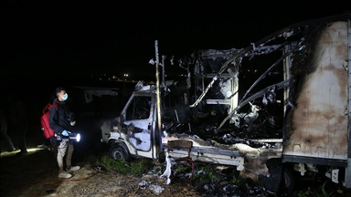 Filistinlilerin topraklarını gasbeden İsrailliler, Mesafir Yatta'da Filistinlilerin evlerini yaktı