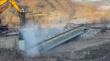 Shqipëri, dëmtimi i aksit rrugor Librazhd-Përrenjas shkakton probleme në qarkullim