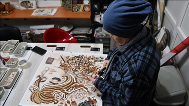 Üniversiteyi 2 yıl önce birincilikle bitiren 54 yaşındaki kadın, mozaik eserler üretiyor