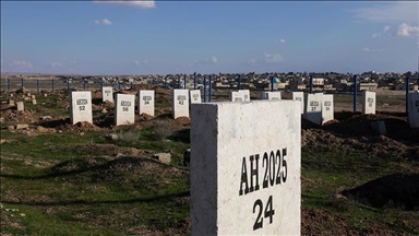 Li Sûriyeyê li Kampa Holê li goristanekê 1000 gorên bênav hene 