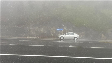 D-100 kara yolunun Bolu Dağı geçişinde sis ve sağanak etkili oldu