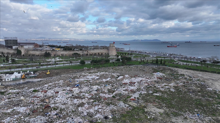 Zeytinburnu'ndaki Kazlıçeşme Meydanı'nda moloz kirliliği