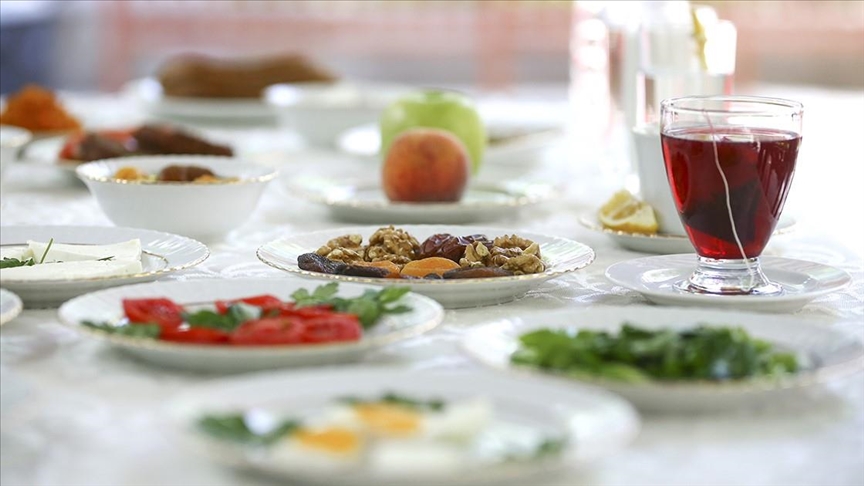 «Быстрое и чрезмерное питание» во время месяца Рамазан перегружает желудок