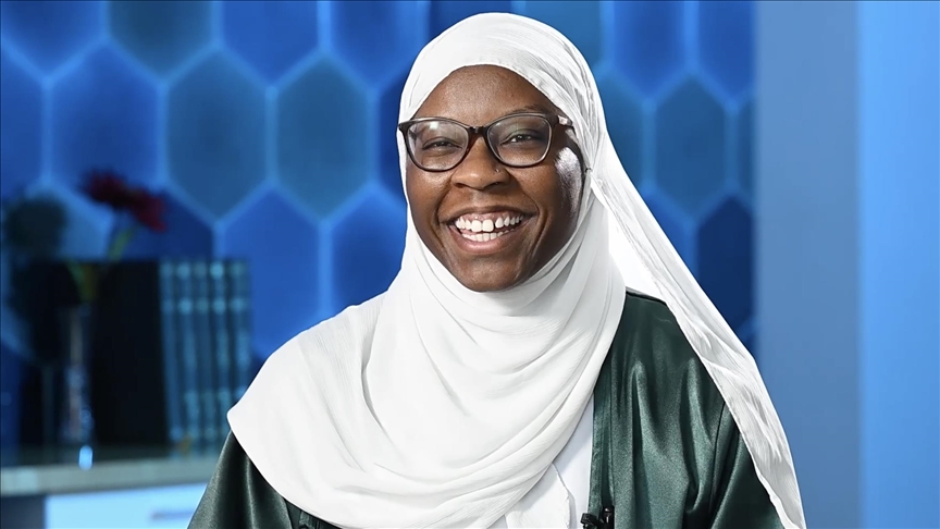 البداية من هدية معلم.. أمريكية تحكي رحلتها إلى الإسلام (مقابلة)