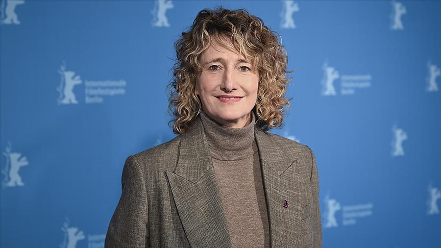 Hundreds of filmmakers support embattled Berlin festival chief over Palestinian flag photo