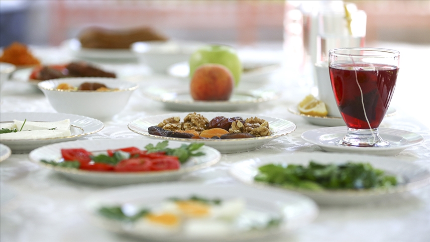 Ramazanda "hızlı ve aşırı yemek" mideyi zorluyor