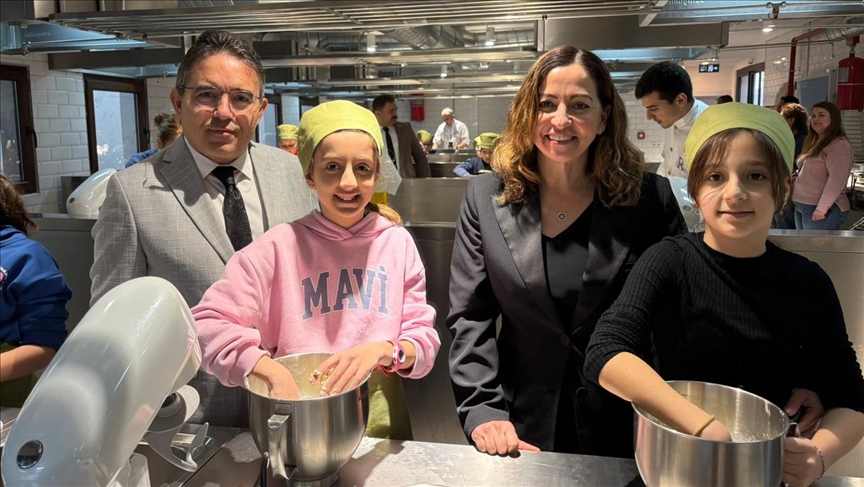 Marmaris'te ilkokul öğrencileri gazi ailesi için ramazan pidesi hazırladı
