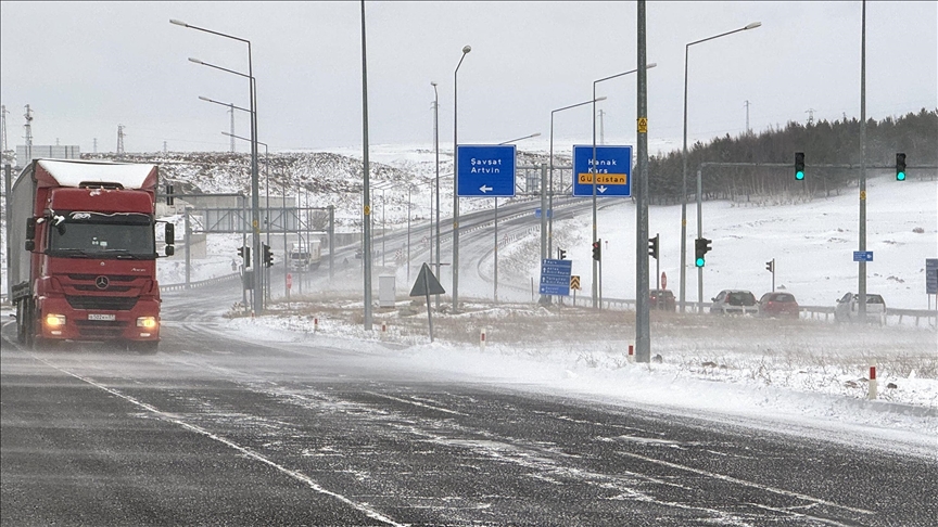 Rêya Erdexan-Şavşatê ji ber berf û bagerê ji hatin û çûyîna wesayîtan ra hat girtin
