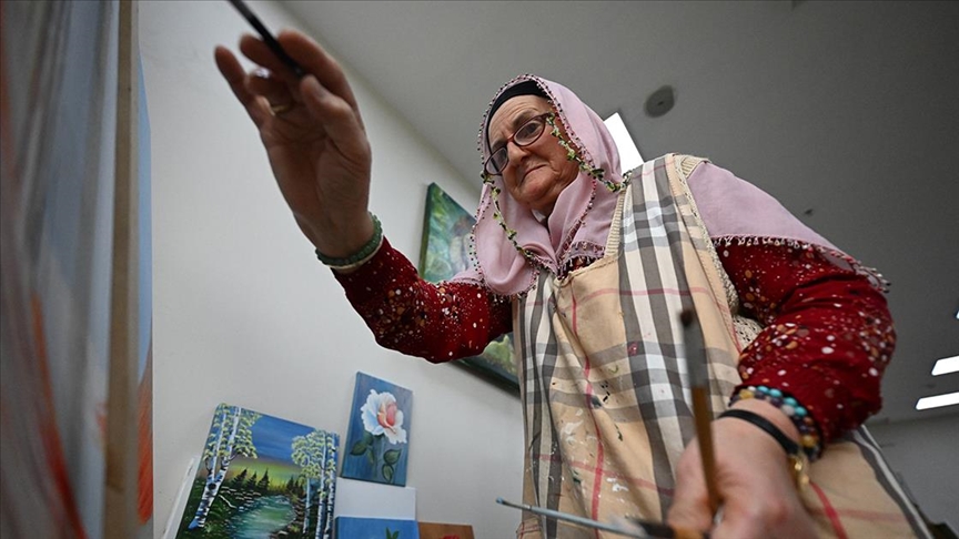 Çocukluk tutkusunun peşinden giderek yaşlılığında fırçayı eline aldı