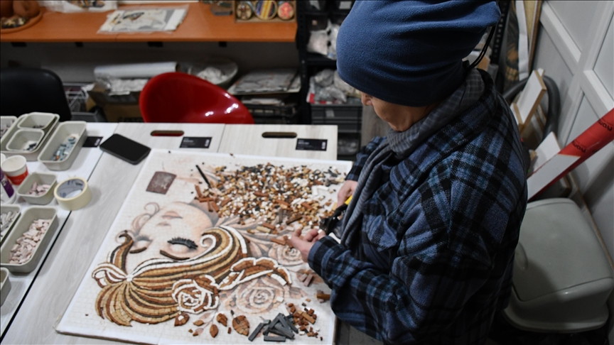 Жена која дипломирала на 54 години како првенец на факултетот, создава мозаици