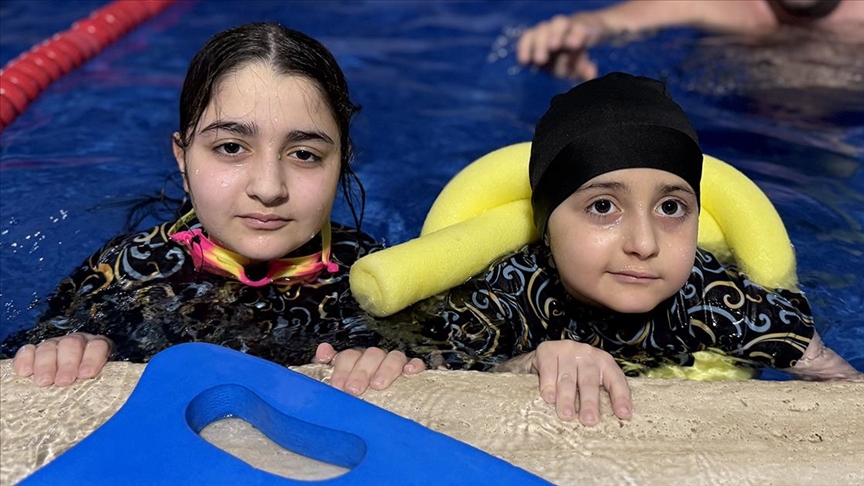 Rasmussen sendromlu Amine kulaçlarıyla hayata tutunuyor