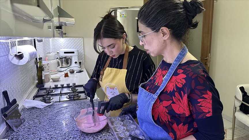 İki kadın kursta öğrendikleri butik çikolata üretimini mesleğe dönüştürdü