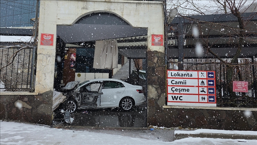 Li Bîngolê wesayîtek ji rê derket û kete xwaringehekê, 5 kes birîndar bûn