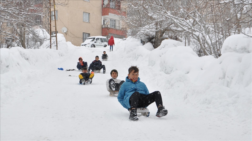 Kar nedeniyle bazı il ve ilçelerde okullar tatil edildi