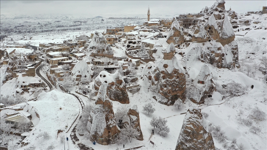 Karla kaplanan Kapadokya dronla görüntülendi