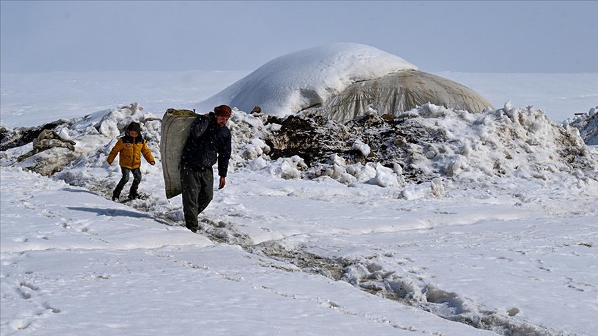 Kışın boşalan köyde 9 yıldır yalnız kalan çift, zorluklara birlikte göğüs geriyor