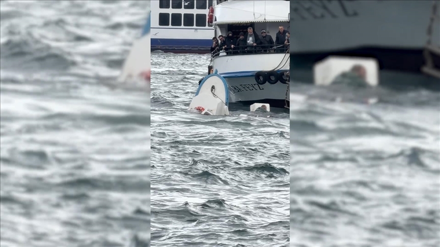 Karaköy'de yolcu vapurunun çarptığı teknedeki kişi denize düştü