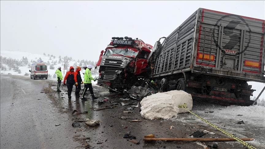 Li Sêwasê 2 TIR li hev qelibîn, kesek mir û 2 kes birîndar bûn