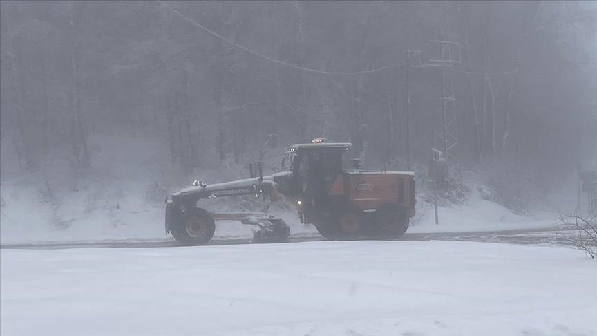 Bolu Dağı'nda kar ve sis etkili oldu