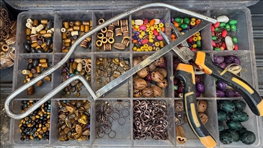 Tarçın kabuğundan ürettiği takıları 20 yıldır İstanbul'da satıyor