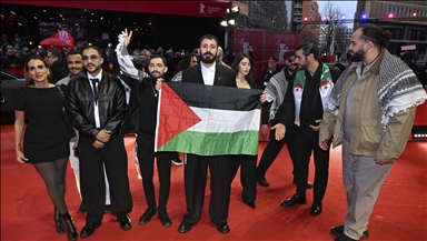 Directores y actores apoyan a la directora del Berlinale ante su posible despido por posar con una bandera palestina