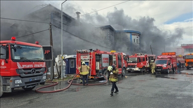 Silivri'de fabrikada çıkan yangına müdahale ediliyor