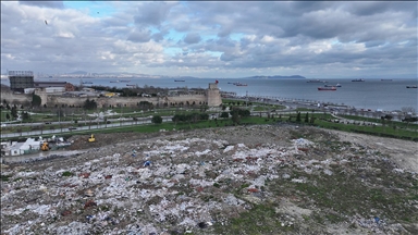 Zeytinburnu'ndaki Kazlıçeşme Meydanı'nda moloz kirliliği