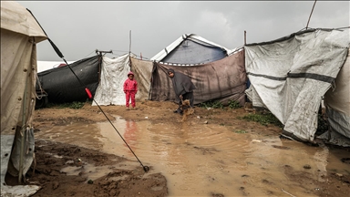 Gazze Belediyesi: Etkili olan fırtına nedeniyle yüzlerce çadır sular altında kaldı