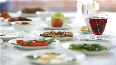 Ramazanda "hızlı ve aşırı yemek" mideyi zorluyor