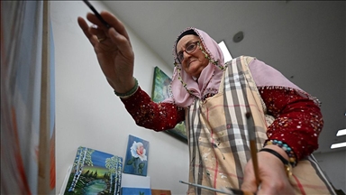 Çocukluk tutkusunun peşinden giderek yaşlılığında fırçayı eline aldı