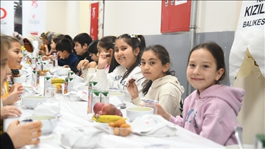 Sındırgı'da çocuklar için iftar düzenlendi