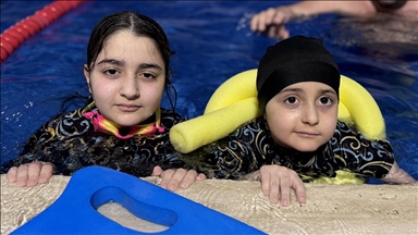 Rasmussen sendromlu Amine kulaçlarıyla hayata tutunuyor