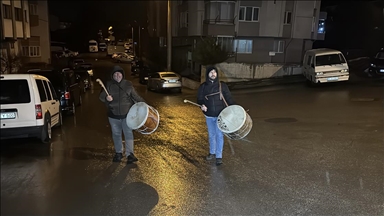 Dede mesleği ramazan davulculuğunu baba oğul yaşatıyor