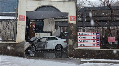 Li Bîngolê wesayîtek ji rê derket û kete xwaringehekê, 5 kes birîndar bûn