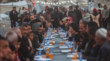 Zajednički iftar priređen za raseljene Palestince u četvrti Zeitoun u Gazi
