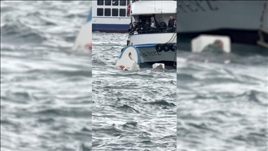 Karaköy'de yolcu vapurunun çarptığı teknedeki kişi denize düştü